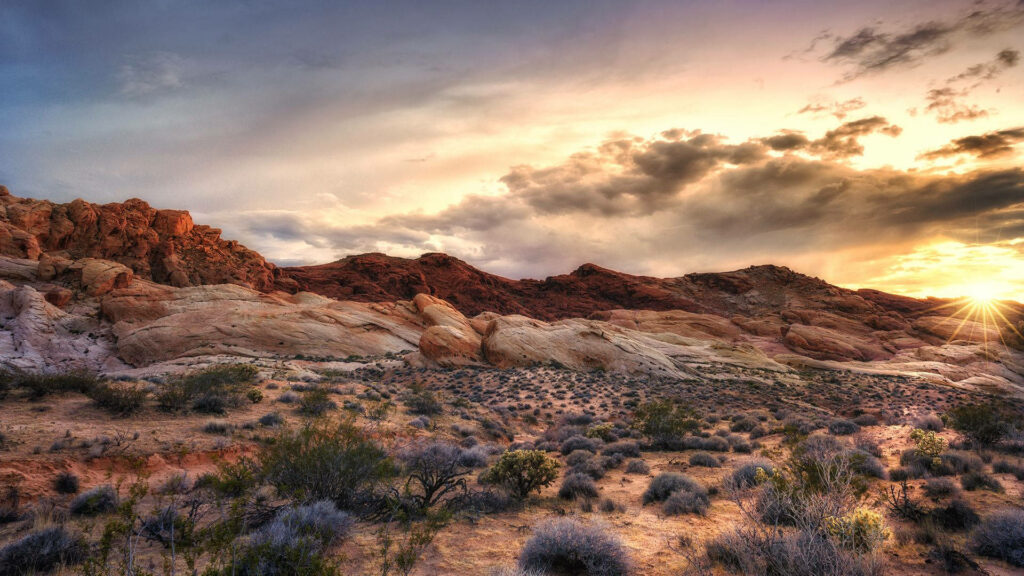 Stunning Red Rock Sunset Wallpaper: Vibrant Desert Landscape
