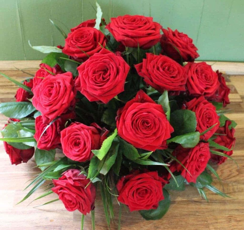 Elegant Red Rose Bouquet on Soft Green Background - Stunning Wallpaper