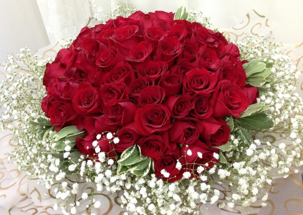 Elegant Red Rose Bouquet with Gypsophila - Romantic Wallpaper Background