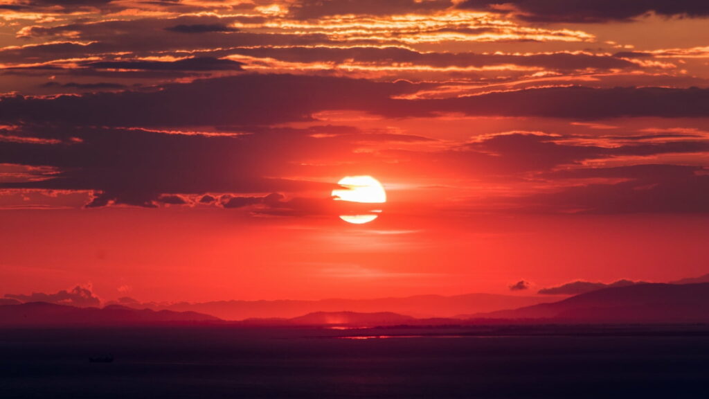 Stunning Red Sunset Sky Wallpaper - Nature's Breathtaking View