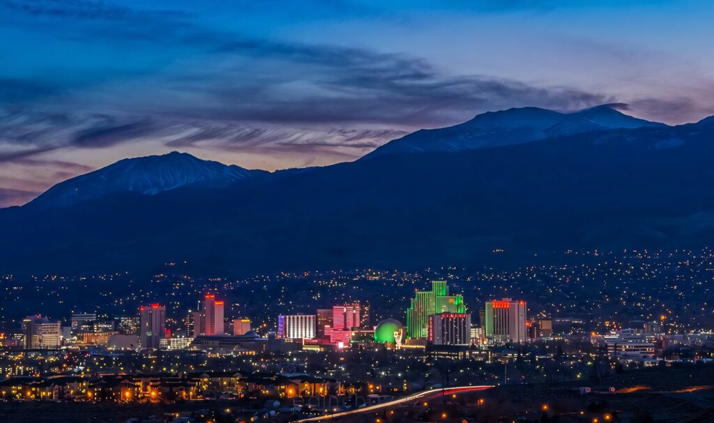 Vibrant Reno Night Skyline Wallpaper: Illuminated Mountains & Twilight