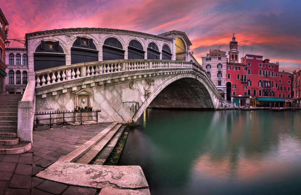 Stunning Rialto Bridge Wallpaper: Vibrant Venice Sunset Background