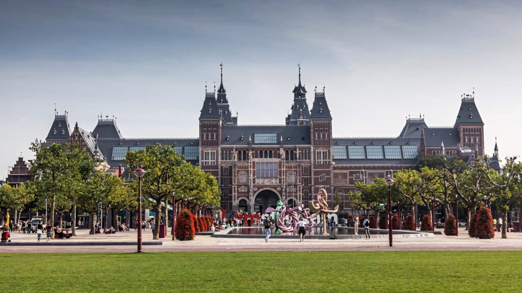 Stunning Rijksmuseum Daytime View: Iconic Architecture & Lush Greens Wallpaper