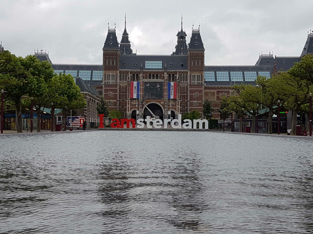 Rijksmuseum Wide-Shot Wallpaper: Iconic Architecture & I Amsterdam Sign