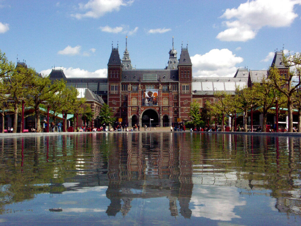 Rijksmuseum Wallpaper: Vibrant Sky & Architectural Reflection