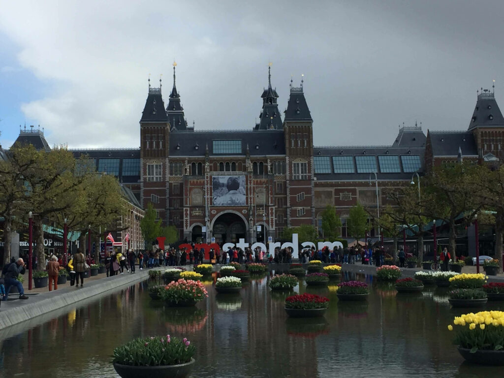 Rijksmuseum Wallpaper: Lush Gardens & Vibrant Reflections