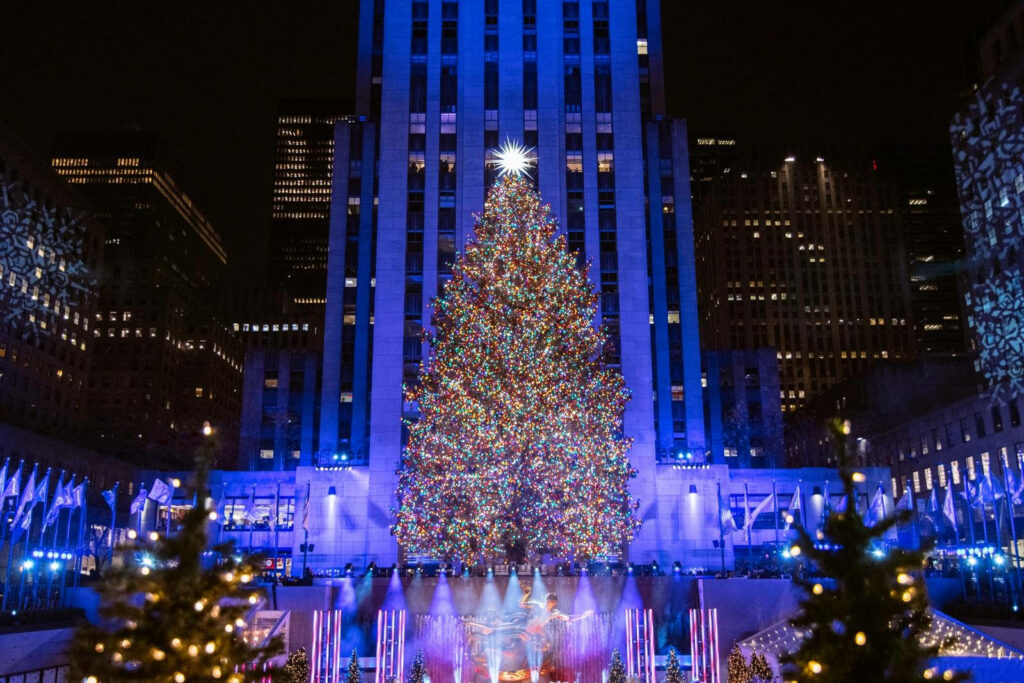 Stunning Rockefeller Center Holiday Wallpaper with Christmas Tree & Lights