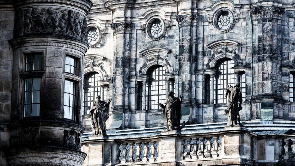 Ornate Roman Architecture Wallpaper: Classical Elegance in Italy
