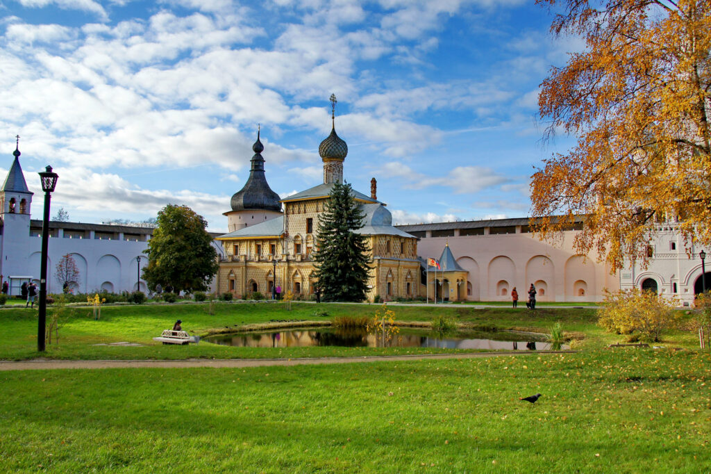 Rostov Kremlin Wallpaper: Majestic Architecture Amidst Tranquil Autumn