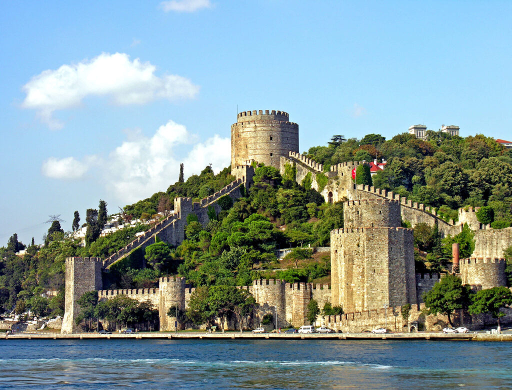 Stunning Rumeli Fortress Wallpaper: Lush Greens & Blue Sky in Istanbul