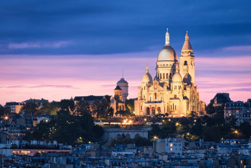Stunning Sacré-Cœur Basilica Wallpaper at Dramatic Sunset