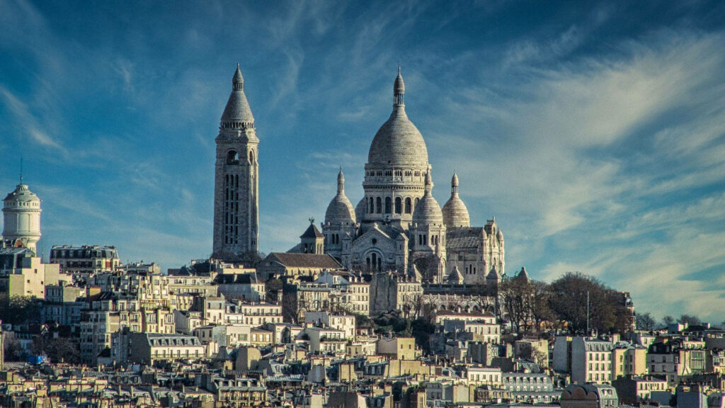 Sacré-Cœur Basilica Wallpaper: Stunning Montmartre Scene in Paris