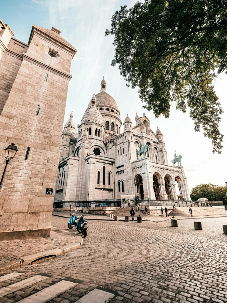 Sacré-Cœur Basilica Wallpaper: Serene Pathway & Stunning Architecture