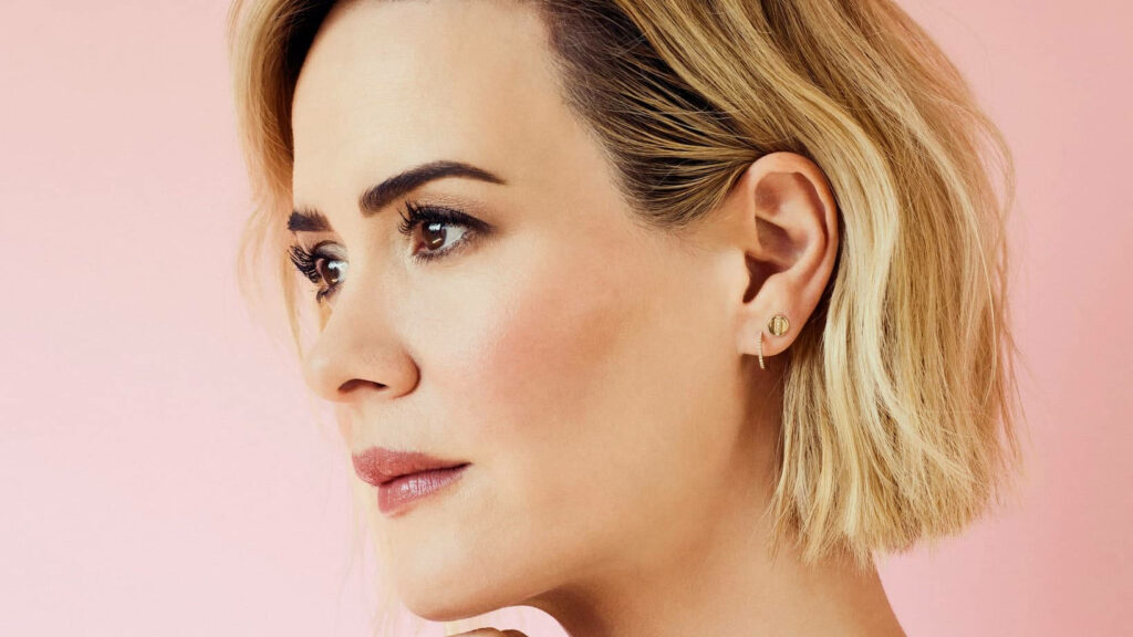 Sassy Sarah: Marveling at a Mesmerizing Pink Backdrop Wallpaper