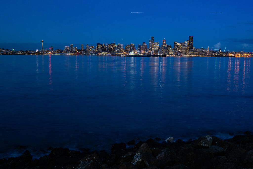 Stunning Seattle Nighttime Wallpaper: Illuminated Cityscape & Space Needle