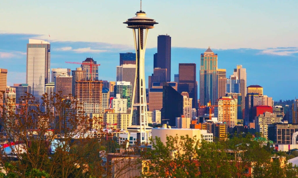 Stunning Space Needle Autumn Wallpaper: Vibrant Seattle Skyline