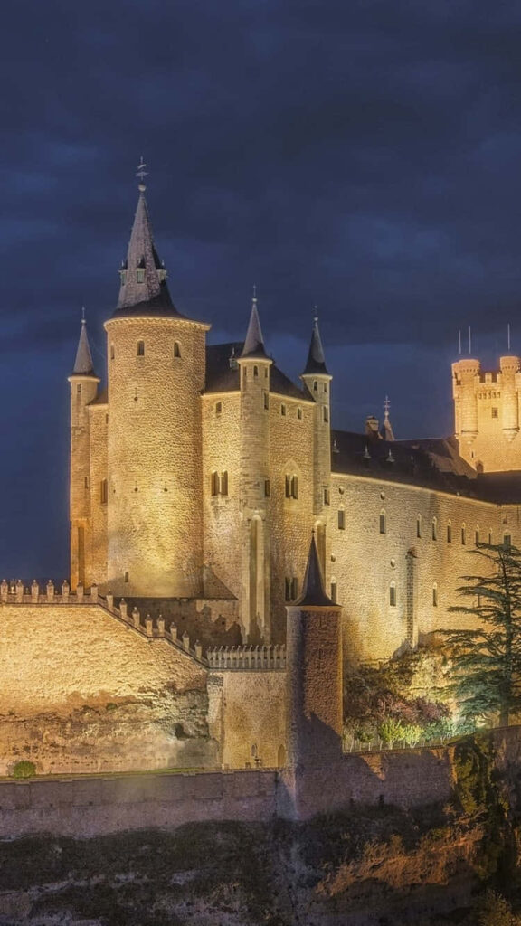 Illuminated Segovia Castle Wallpaper: Majestic Nighttime Architecture