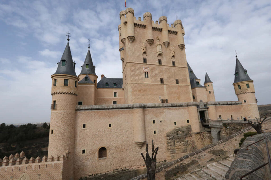 Stunning Segovia Castle Wallpaper: Historic Architecture & Dramatic Sky