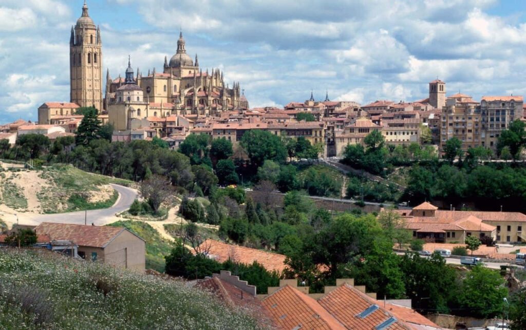 Stunning Segovia Castle Wallpaper: Lush Greens & Historic Architecture