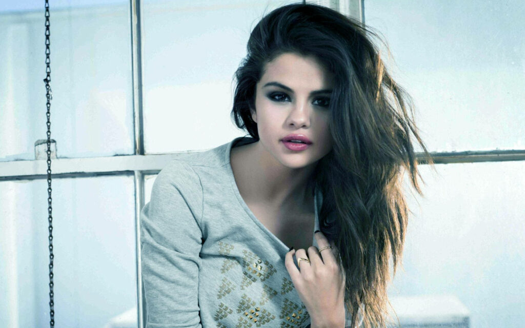 Stunning Selena Gomez Wallpaper: Fresh Look & Captivating Gaze