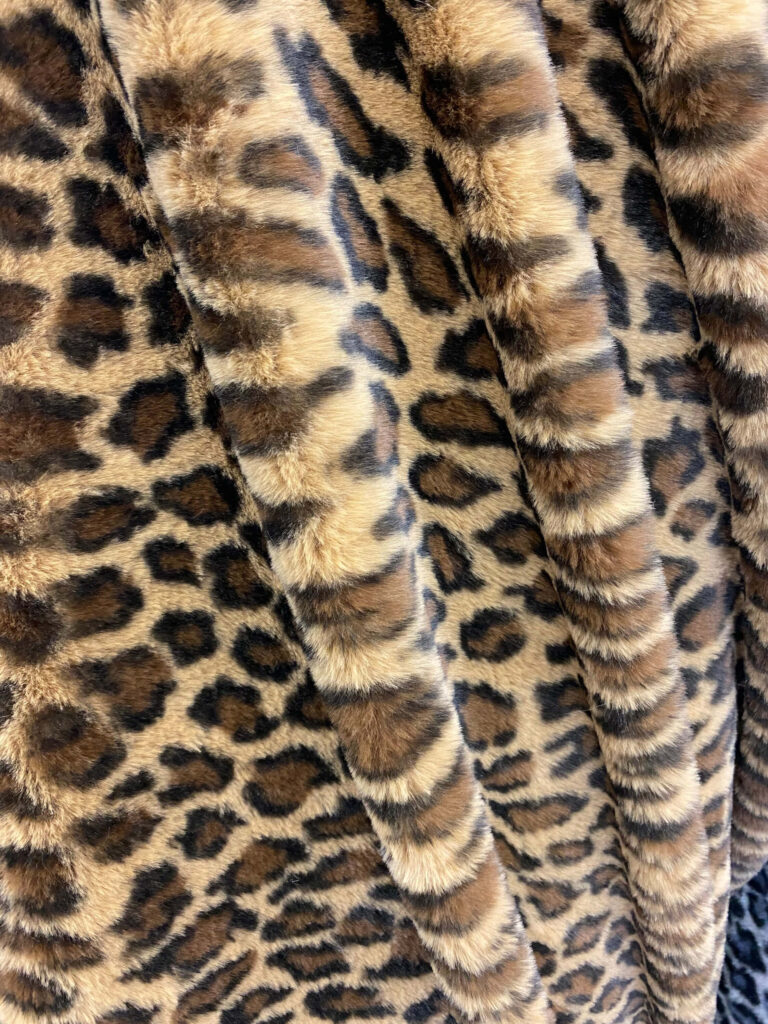 Majestic Siberian Tiger Wallpaper: Exquisite Fur Detail & Texture
