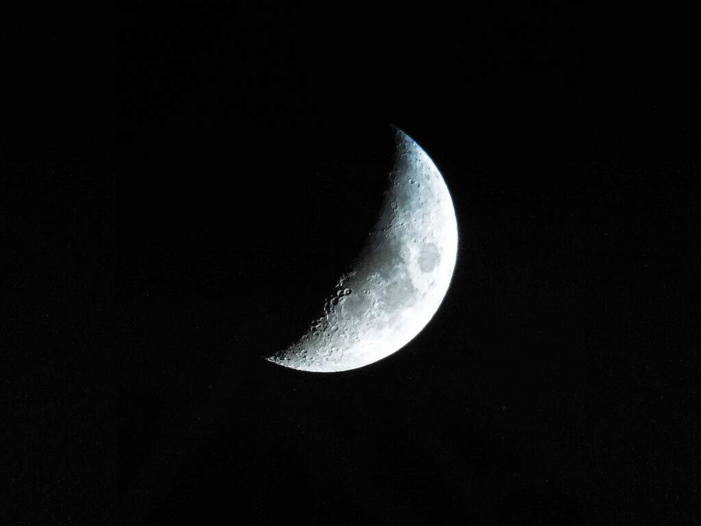 Stunning Silver Crescent Moon Wallpaper: Detailed Night Sky Scene