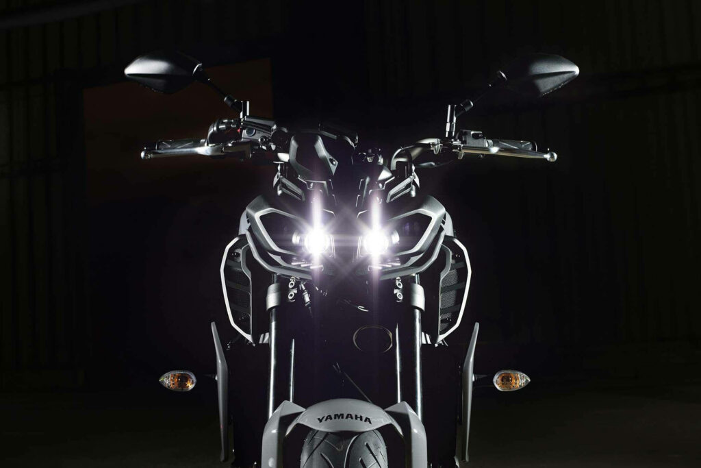 Sleek Silver Grey Yamaha MT-15 Wallpaper: Modern Design & Bold Aesthetic