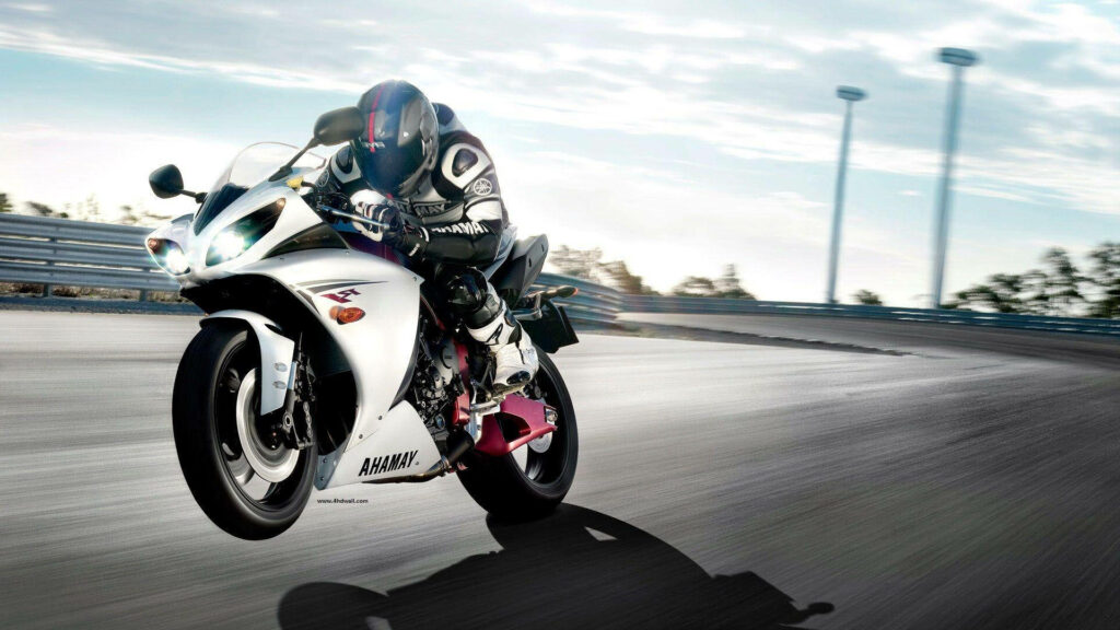 Stunning Silver Yamaha YZF-R6 HD Wallpaper: Racetrack Action Background