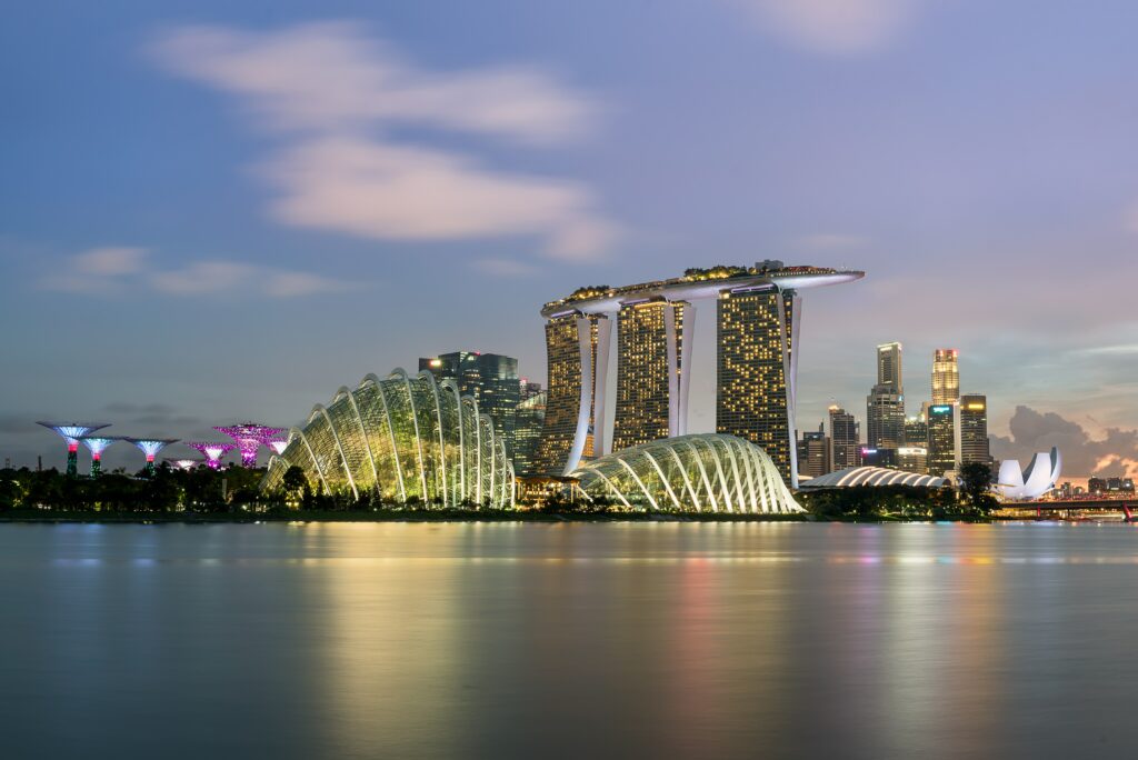 Stunning Singapore Skyline Wallpaper: Evening View of Iconic Landmarks