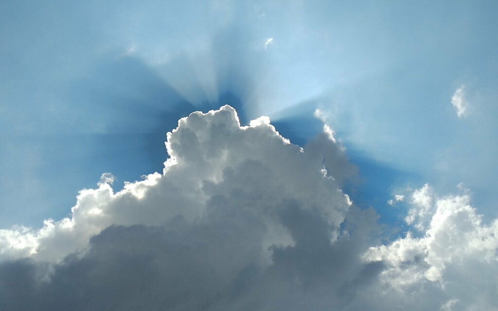 Stunning Cloudy Sky HD Wallpaper with Sunbeams and Serenity