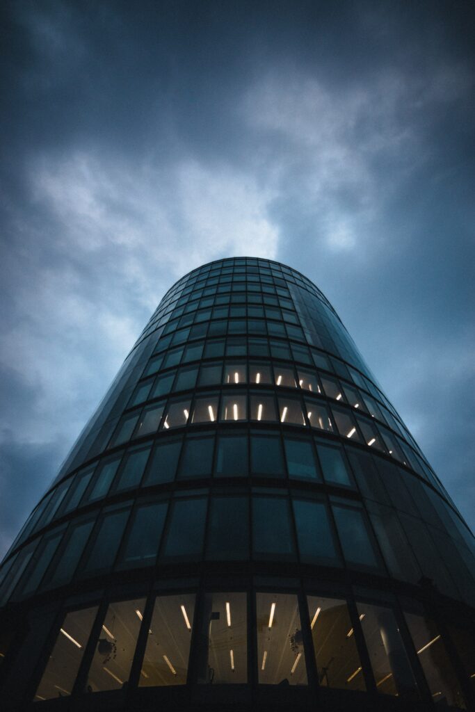 Modern Skyscraper Wallpaper: Sleek Glass Facade & Dramatic Sky