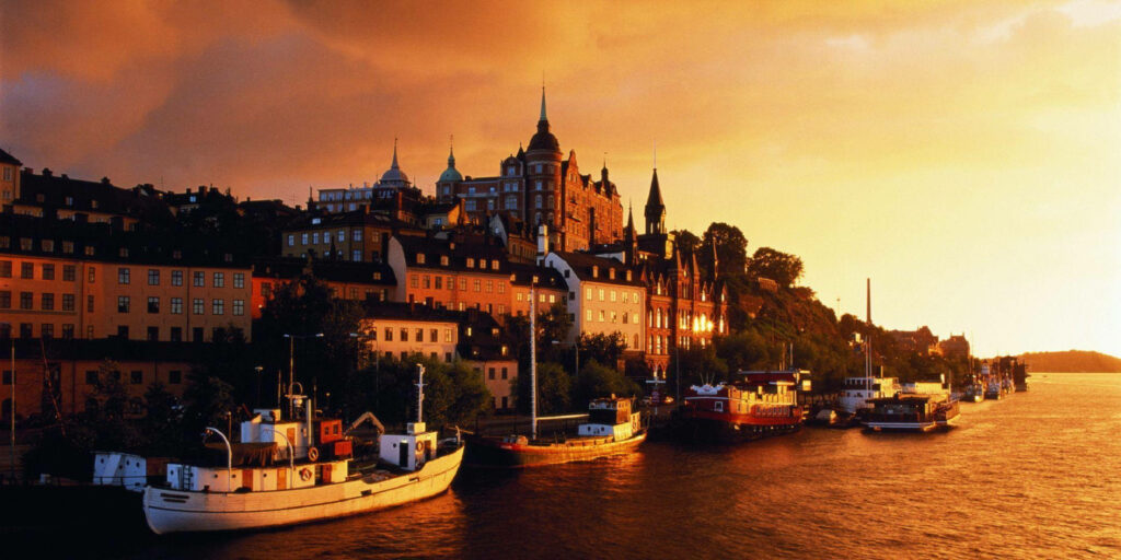 Cinematic Södermalm: Serene Waterfront & Sunset Wallpaper