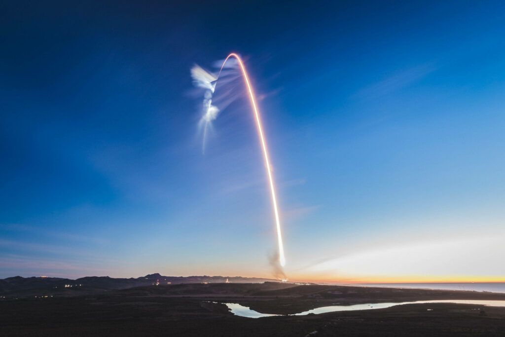 Stunning SpaceX Rocket Trail Wallpaper: Twilight Sky & Reflective Water