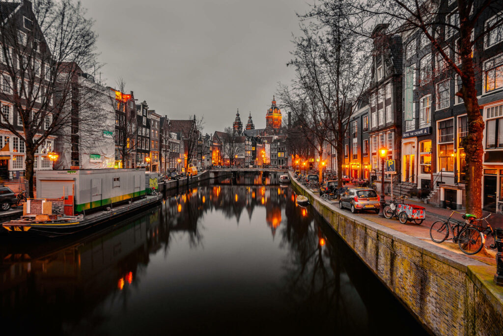 Charming Spiegelgracht Canal Evening: Warm Lights Reflecting on Water Wallpaper