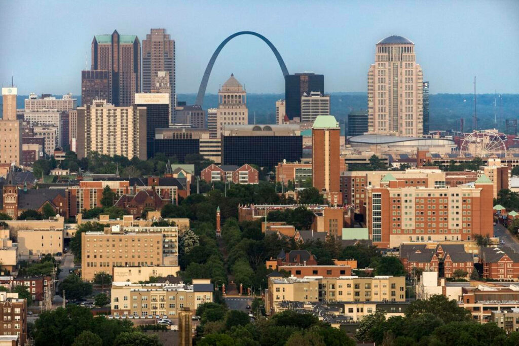 Stunning Downtown St. Louis View: Gateway Arch & Vibrant Cityscape Wallpaper
