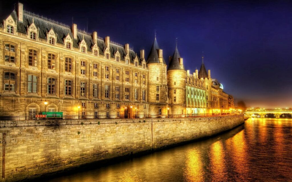 St. Petersburg Nighttime Quay Wallpaper: Historic Beauty at Dusk