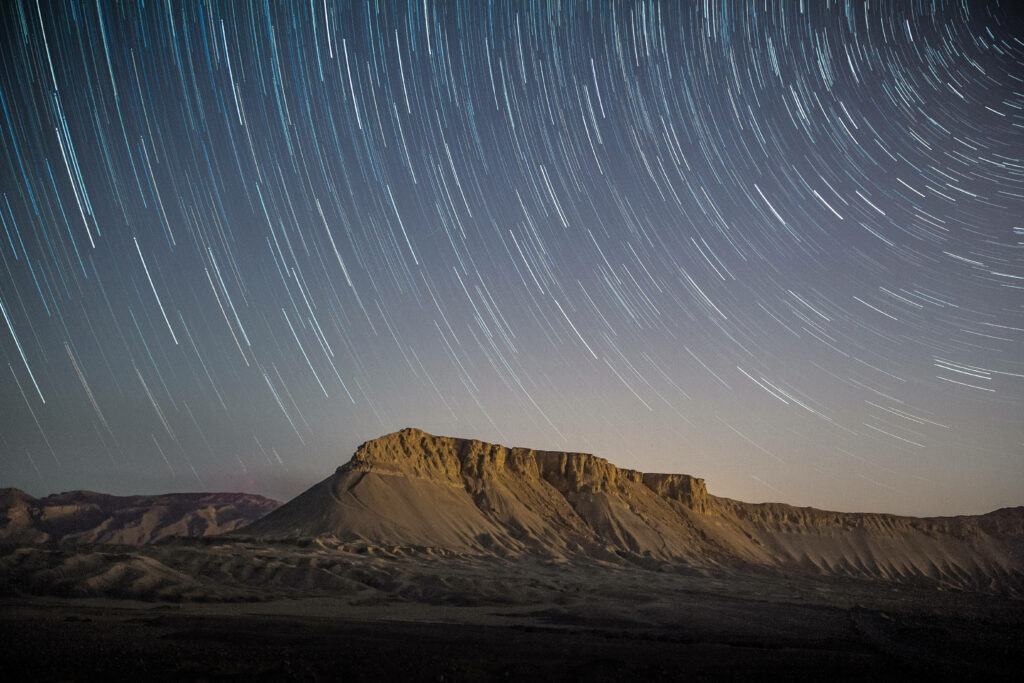 Stunning Starry Sky Wallpaper: Celestial Beauty & Mountain Serenity