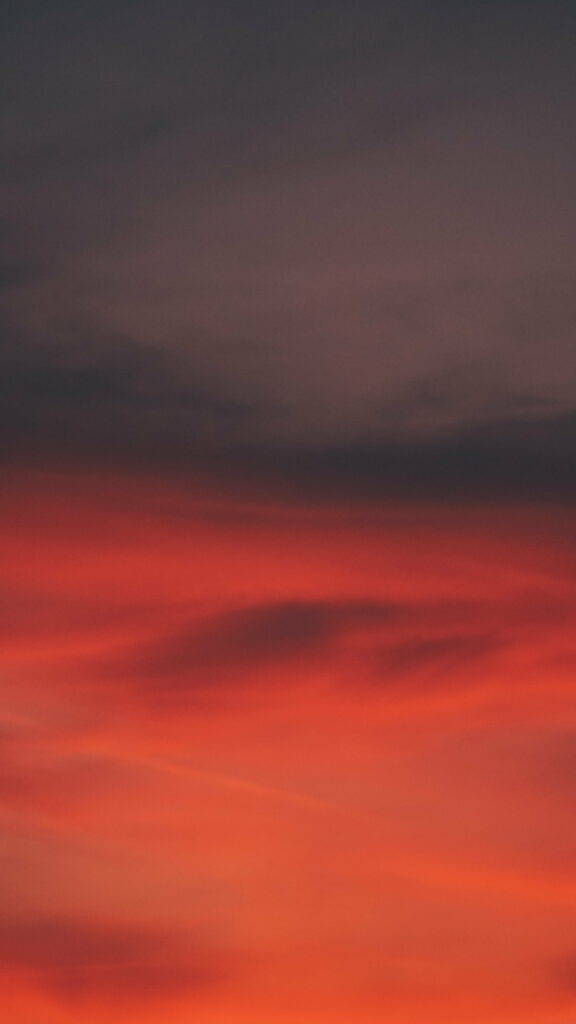Stunning HD Phone Wallpaper: Sunset Gradient Sky with Wispy Clouds