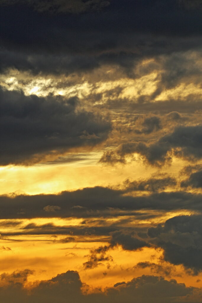Stunning HD Sunset Wallpaper with Dramatic Clouds & Warm Hues