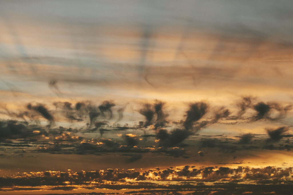 Stunning Sunset HD Wallpaper: Mesmerizing Twilight Clouds Background
