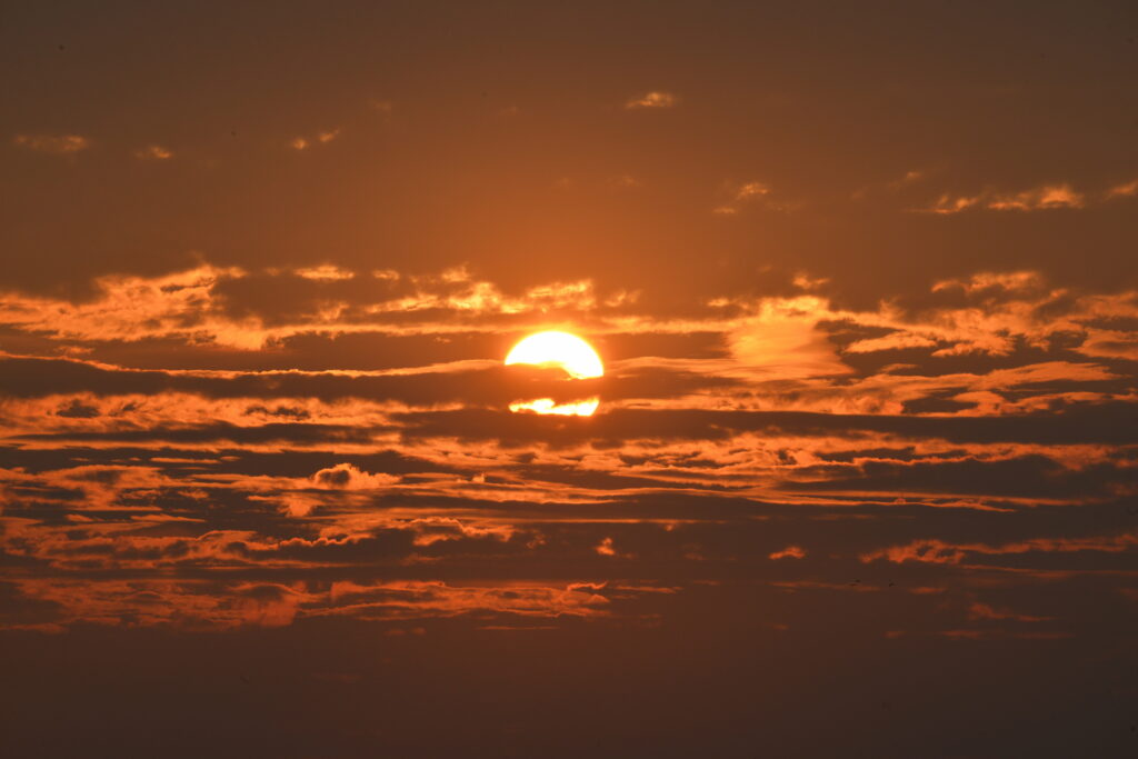 Stunning HD Sunset Wallpaper with Soft Cloud Layers - Serene Background