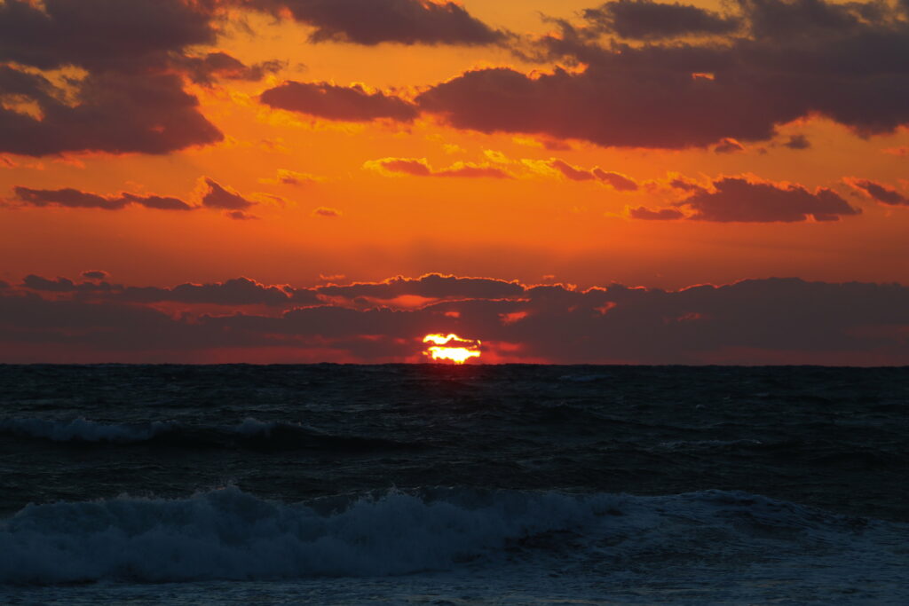 Vibrant Sunset Over Ocean HD Wallpaper - Dramatic Sky Background