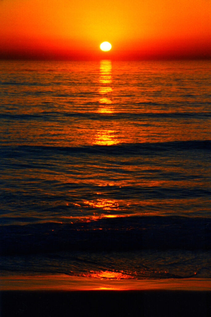 Stunning Sunset Wallpaper: Ocean Reflections in Vivid Orange & Red