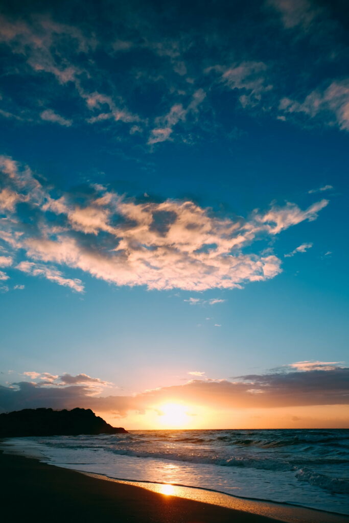 Vibrant Sunset Over the Sea - Perfect HD Phone Wallpaper Background