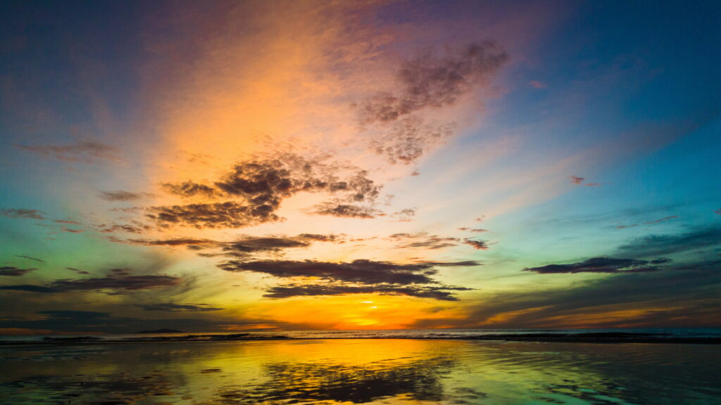 Stunning Sunset Over the Sea: Vibrant HD Wallpaper Background