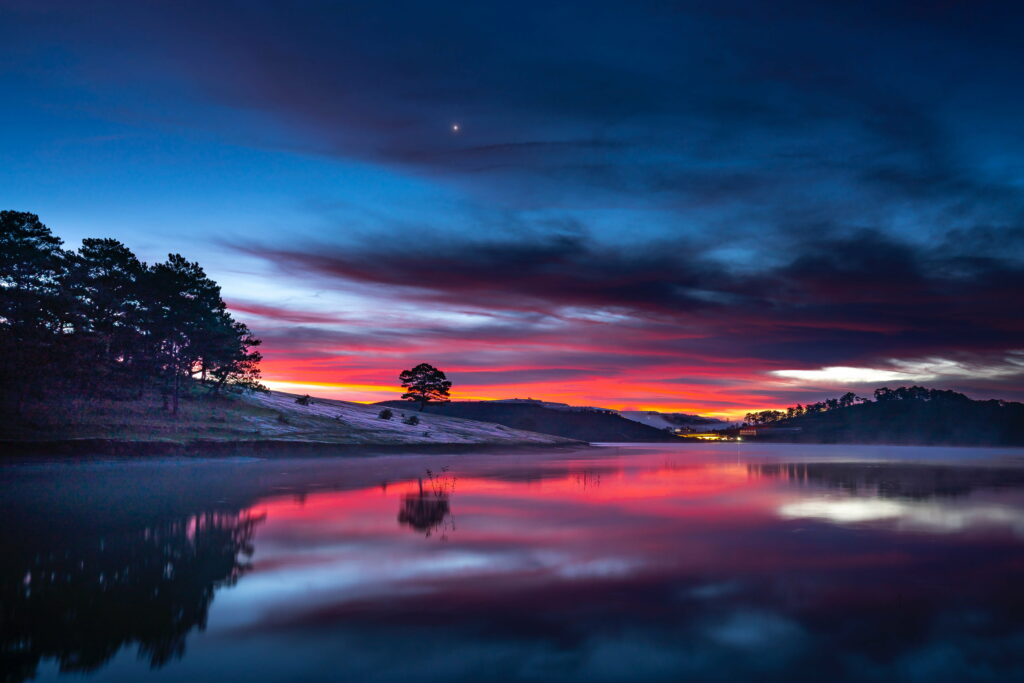 Stunning Sunset Reflection over Tranquil Lake - HD Wallpaper