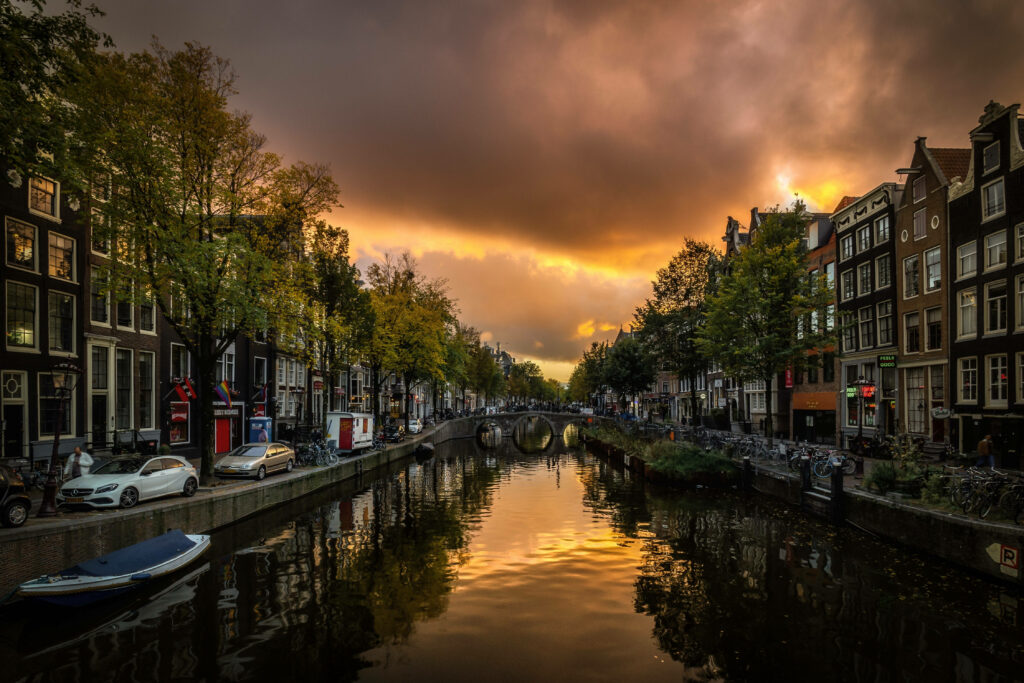 Stunning Amsterdam Canal Sunset Wallpaper - Iconic Bridges & Reflections