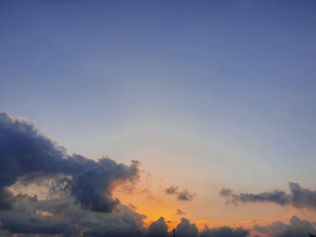 Stunning Sunset Wallpaper: Deep Blue to Warm Orange Gradient Background