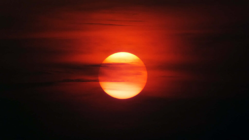 Stunning Sunset Wallpaper: Vibrant Red & Orange Gradient Background