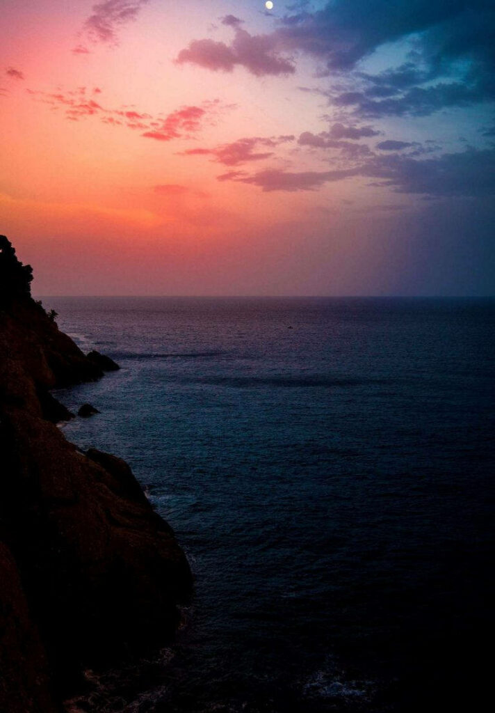 Vibrant Sunset Over Sea: Serene iPad Background Wallpaper